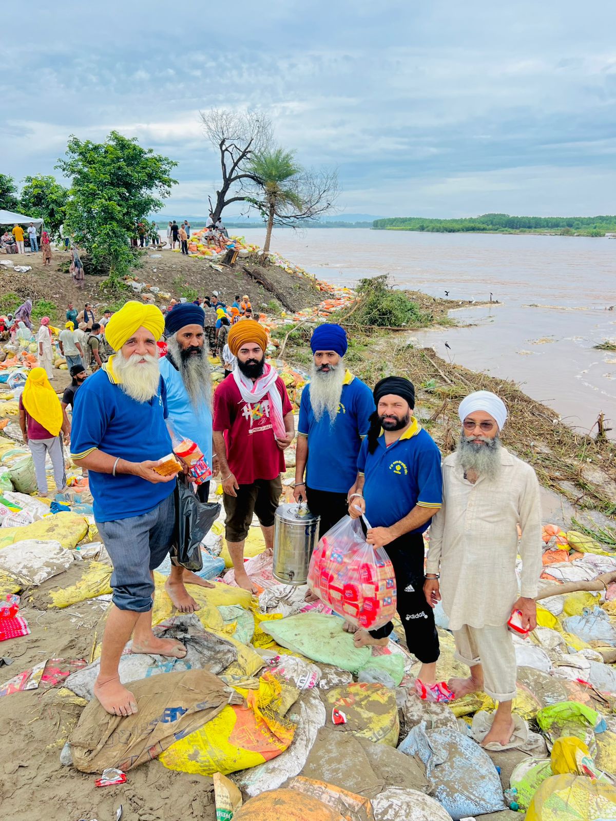 ਸ਼੍ਰੀ ਗੁਰੂ ਰਾਮਦਾਸ ਸੇਵਾ ਸੁਸਾਇਟੀ, ਨਵਾਂਸ਼ਹਿਰ ਵੱਲੋਂ ਹੜ੍ਹ ਪ੍ਰਭਾਵਿਤ ਇਲਾਕਿਆਂ ਵਿੱਚ ਸੇਵਾ ਨਿਰੰਤਰ ਜਾਰੀ।
